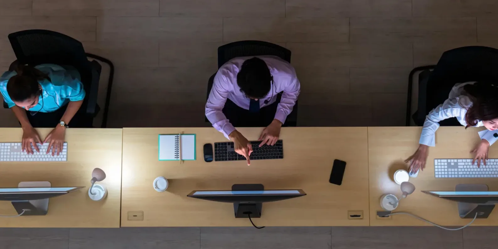 solar-leads-2023 overhead of people at desks