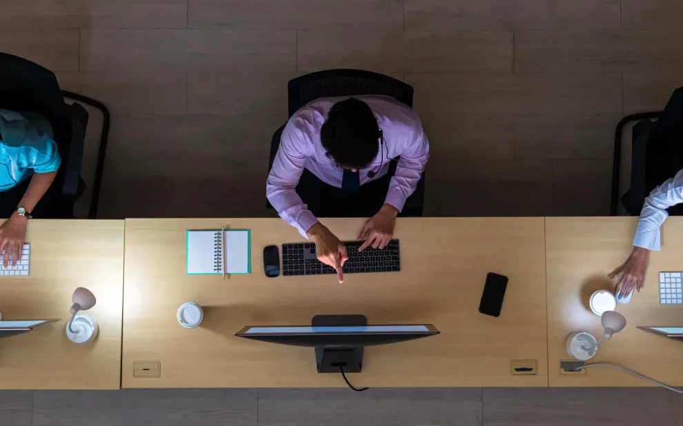 solar-leads-2023 overhead of people at desks