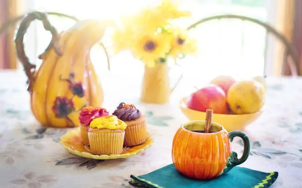 solar-exclusive-november-leads table with cupcakes and fruit